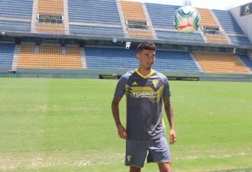 El defensa Rhyner durante su presentación como jugador cadista.