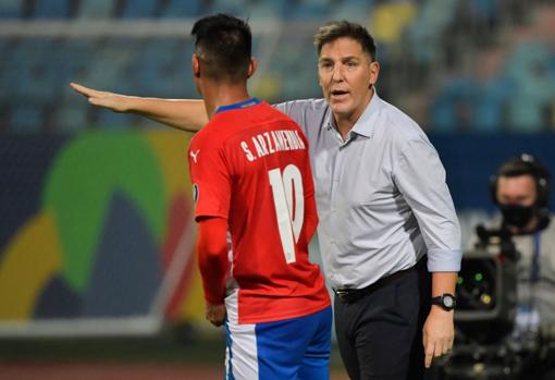 Santiago Arzamendia junto a 'Toto' Berizzo con Paraguay.