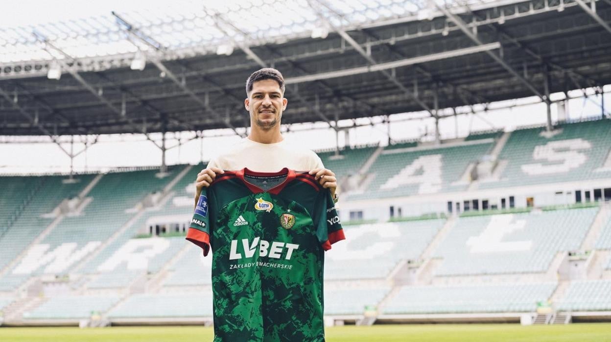 Caye Quintana posa con la camiseta de su nuevo equipo este sábado.