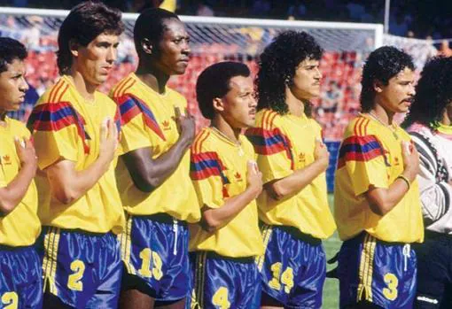 Luis Fernando 'Chonto' Herrera (4) junto a Leonel Álvarez (14) con la selección de Colombia en Italia'90.