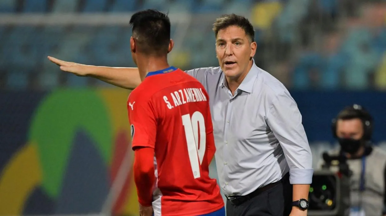 Santiago Arzamendia recibe instrucciones del excadista 'Toto' Berizzo con la selección de Paraguay.