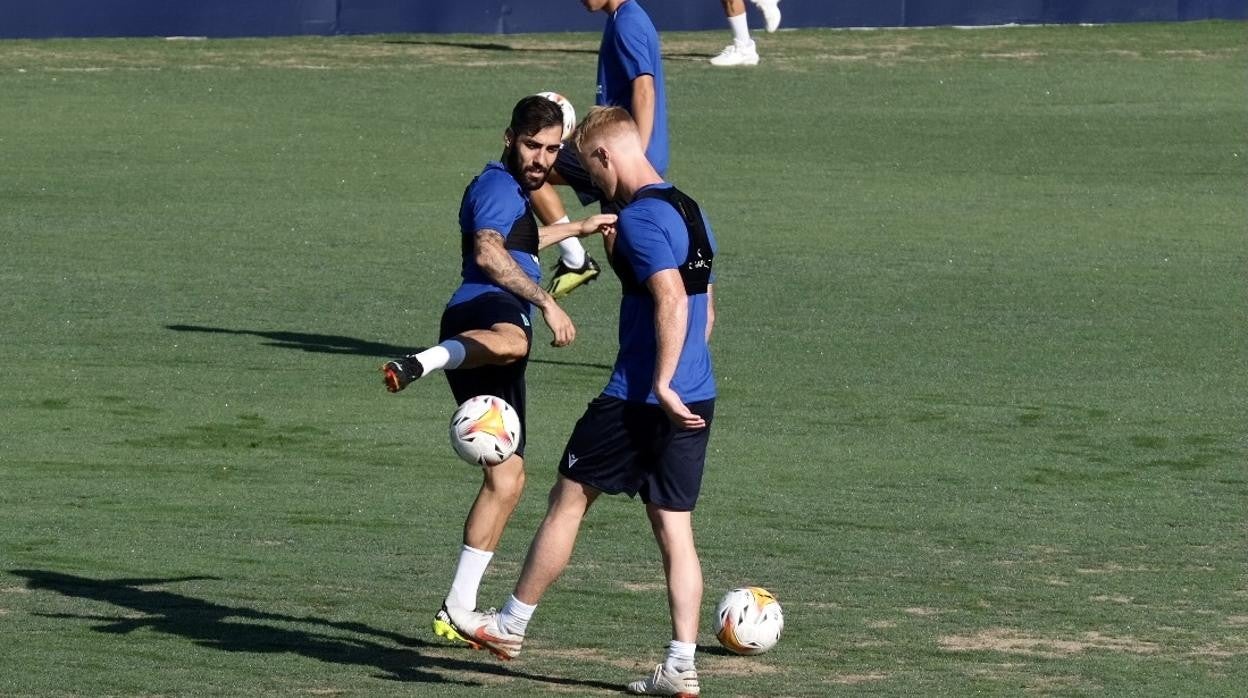 Perea y Jonsson con el balón en una sesión de entrenamientos.