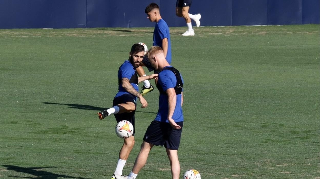 Alberto Perea y Jens Jonsson durante un entrenamiento al inicio de la pretemporada del Cádiz CF.