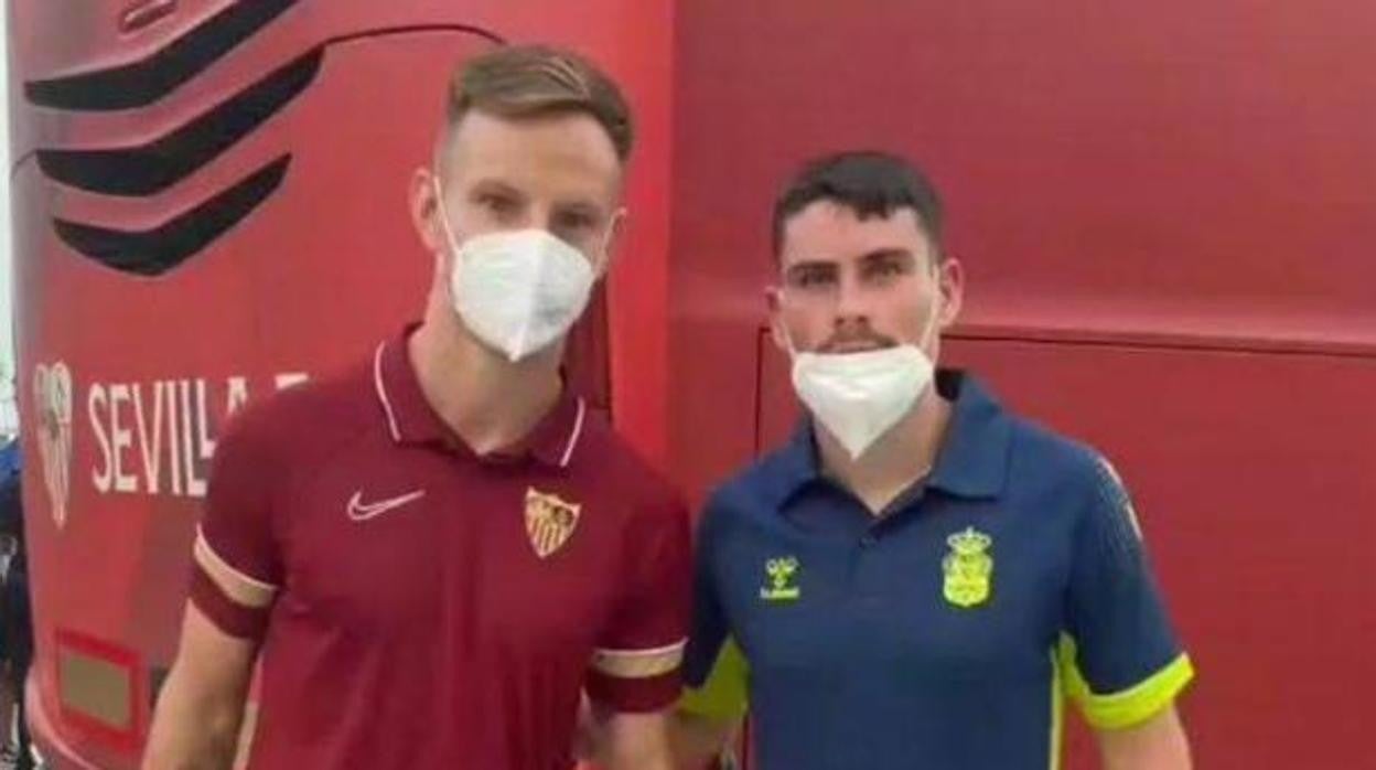 Sergio Ruiz, tras el partido con el Sevilla, con Rakitic.