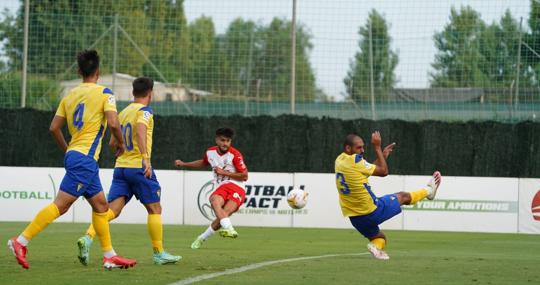 Fali fue titular ante el Almería en Marbella.