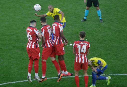 Cádiz CF y Atlético durante el el encuentro liguero de la pasada temporada.