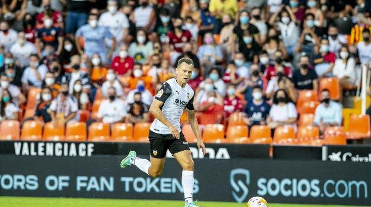 en mestalla enraron solo 3000, pero sin distancia de seguridad.