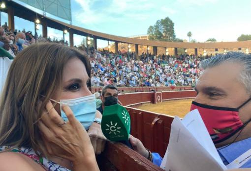 la plaza de toros onubense, llena en una corrida retransmiida.