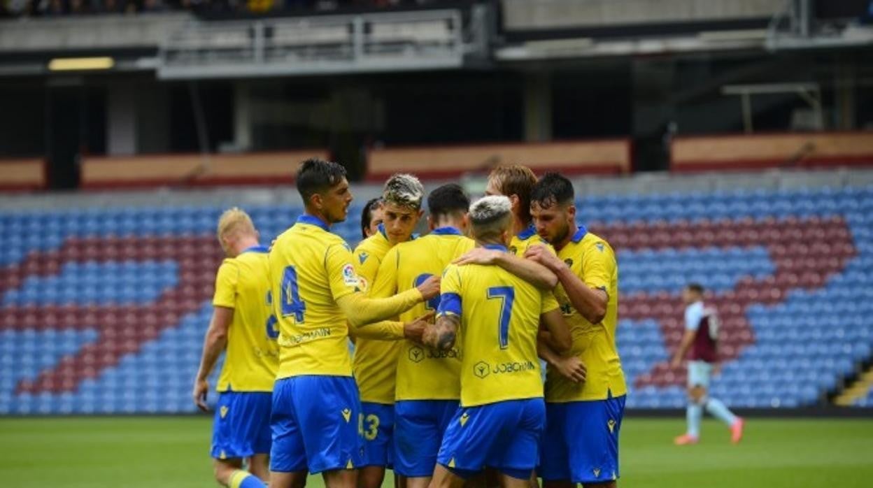 los jugadores del cádiz cf celebran un gol ante el burnley.