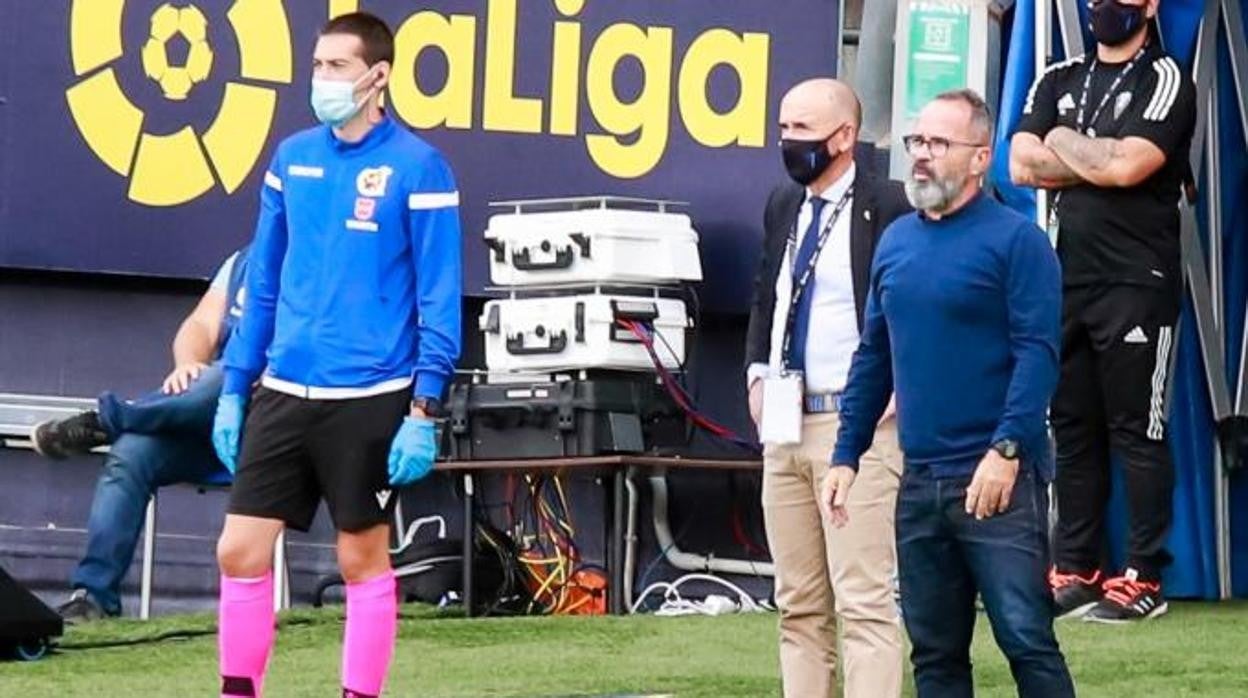 Cervera cerca del cuatro árbitro en un partido de la pasada temporada