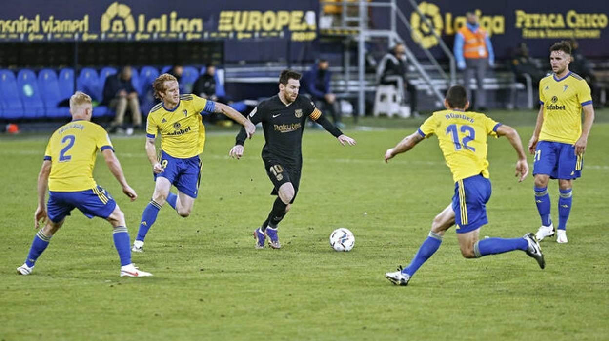 Messi ante el Cádiz CF en el partido de la pasada temporada