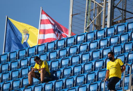 Los espectadores regresan al estadio con restricciones.