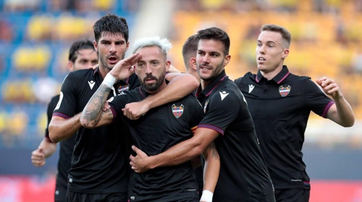 Morales celebra el gol del Levante en el Carranza.