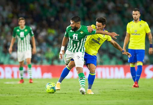 El portuense ante Fekir en el pasado partido contra el Betis.