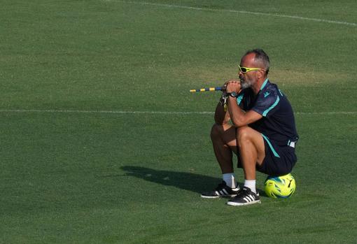 Álvaro Cervera, entrenador del Cádiz CF, pensativo durante un entrenamiento.