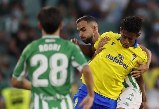 'Choco' Lozano junto a los béticos Montoya y Rodri.