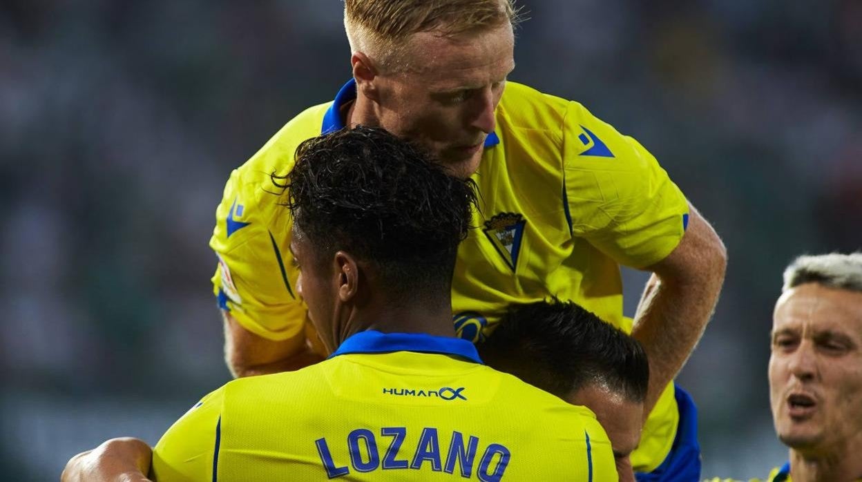 'Choco' Lozano se abraza con Negredo y Jens Jonsson en el gol del Cádiz CF ante el Betis.