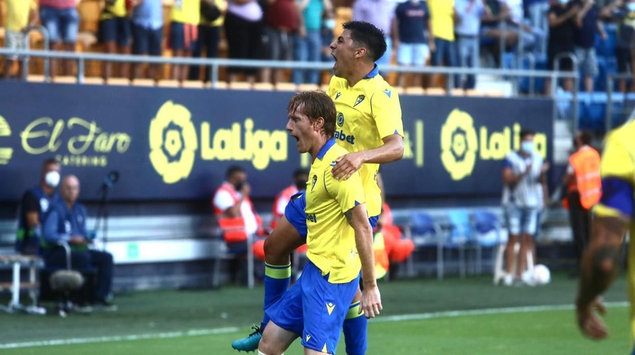 Álex celebra con Alarcón el 1-0.