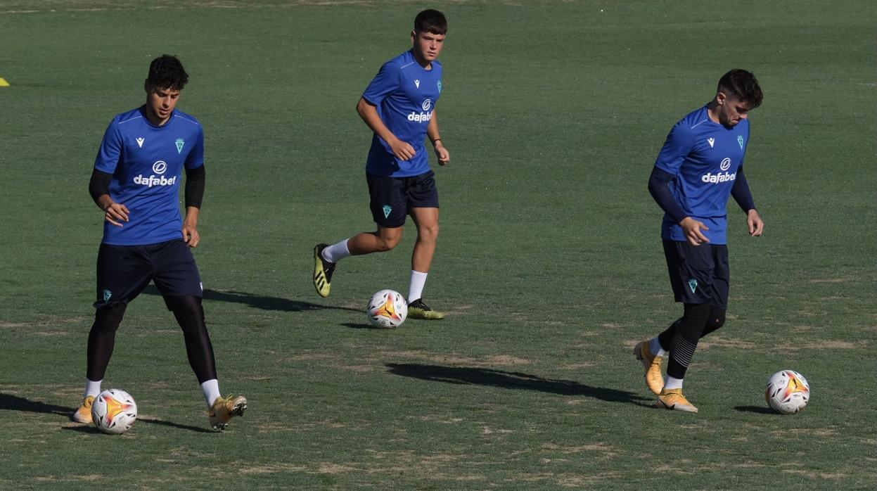 Pery, a la derecha, junto a Nando (izquierda) y Bastida (centro) al inicio de la pasada pretemporada del Cádiz CF.