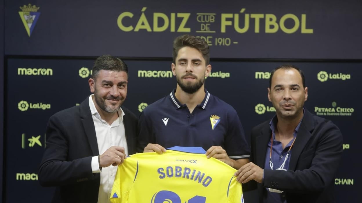 enrique y cordero, en la imagen junto a sobrino, analizaron el mercado.