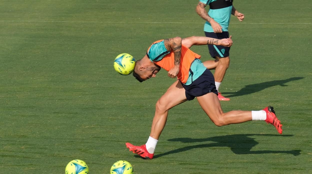 Álvaro Negredo remata de cabeza en un entrenamiento.