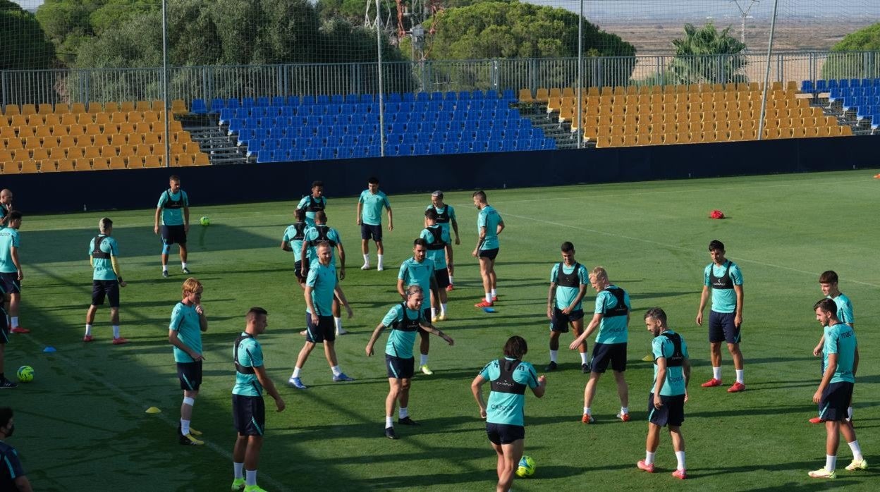 La plantilla cadista en el Rosal durante un entrenamiento de esta temporada.