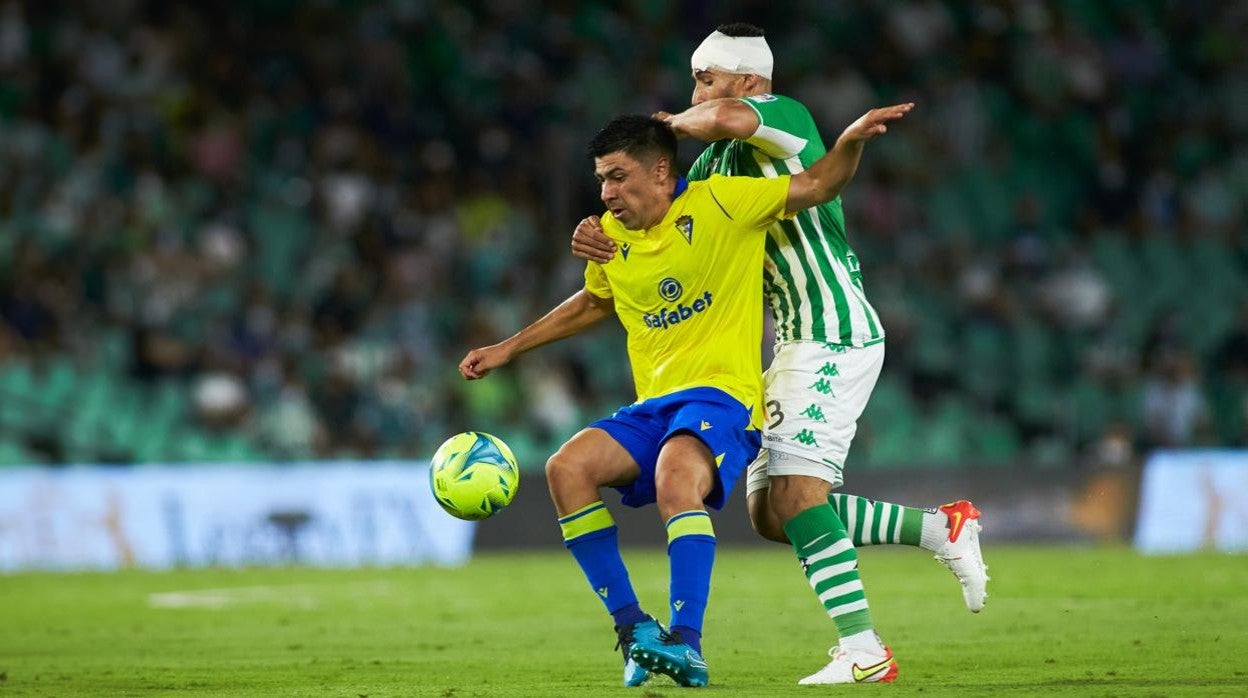 Alarcón ante Fekir en el Betis - Cádiz CF de la segunda jornada de LaLiga Santander.