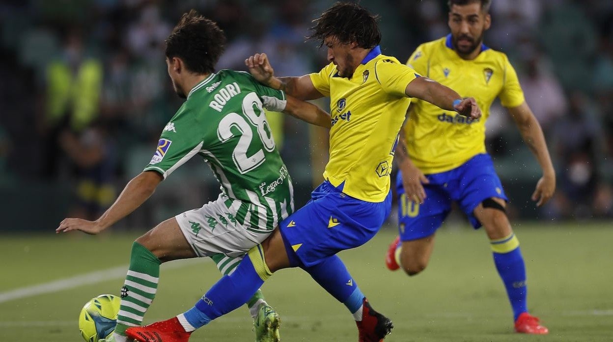 'Pacha' Espino ante Rodri en el Betis - Cádiz, en presencia de Perea.