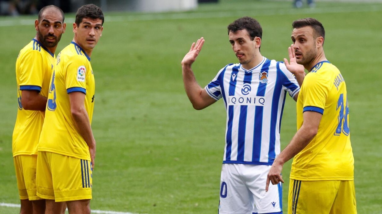 Fali, Garrido y Cala con Oyarzabal en el partido disputado en Anoeta en la pasada temporada.