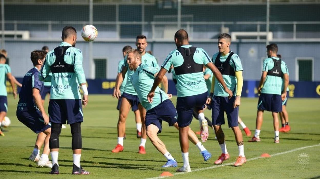 El armenio Haroyan participa en un rondo junto a sus compañeros en el entrenamiento de este viernes.