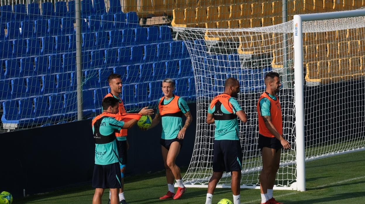 iza, cala, salvi, fali y negredo serán titulares este domingo.