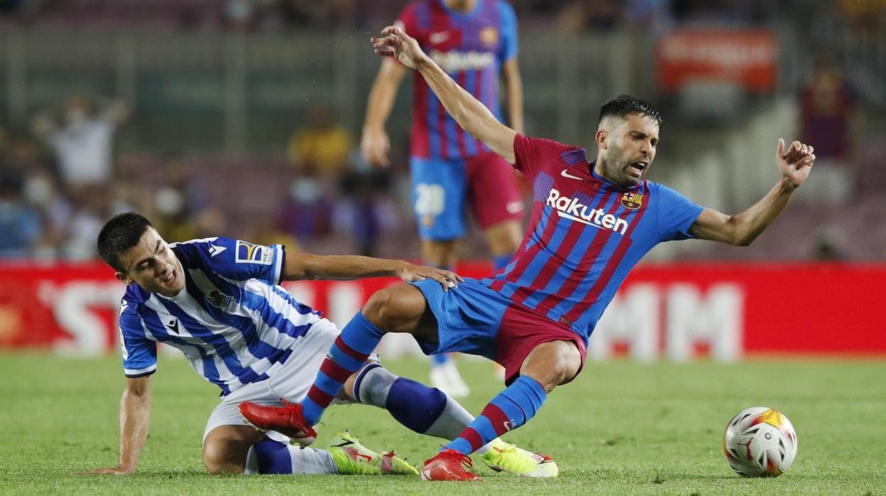 Barrenetxea ante Jordi Alba en el Barcelona - Real Sociedad.