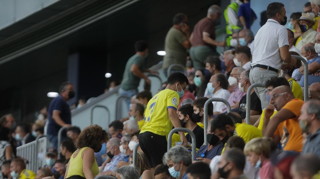 Público cadista en las gradas del antiguo Carranza ante la Real Sociedad.