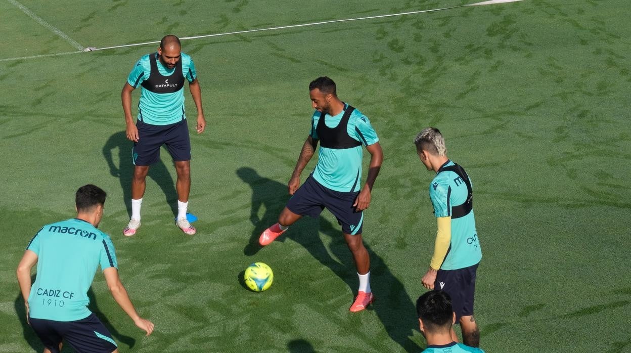 Carlos Akapo en un entrenamiento del Cádiz.