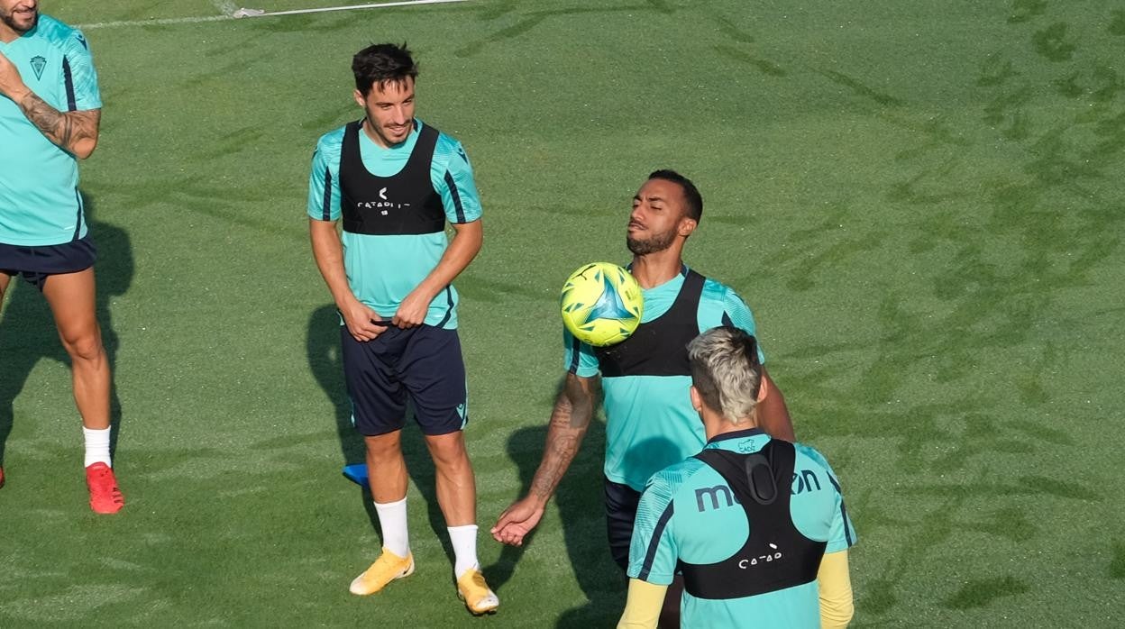 Iza, Akapo y Flere en un entrenamiento.