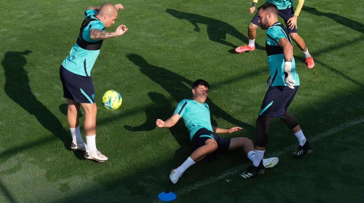 Tomás Alarcón en un entrenamiento con el Cádiz CF.