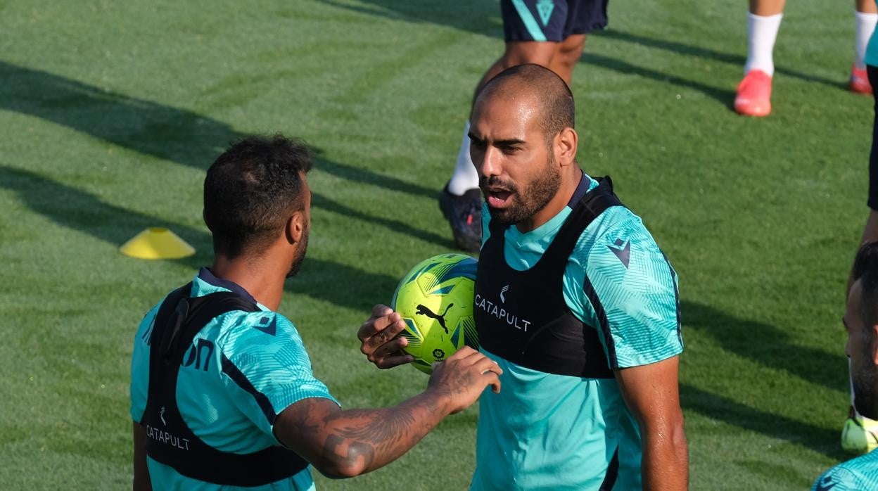 fali bromea con akapo en un entrenamiento.