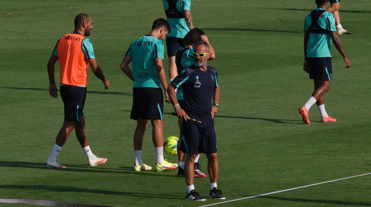 Álvaro Cervera durante un entrenamiento con el Cádiz CF.