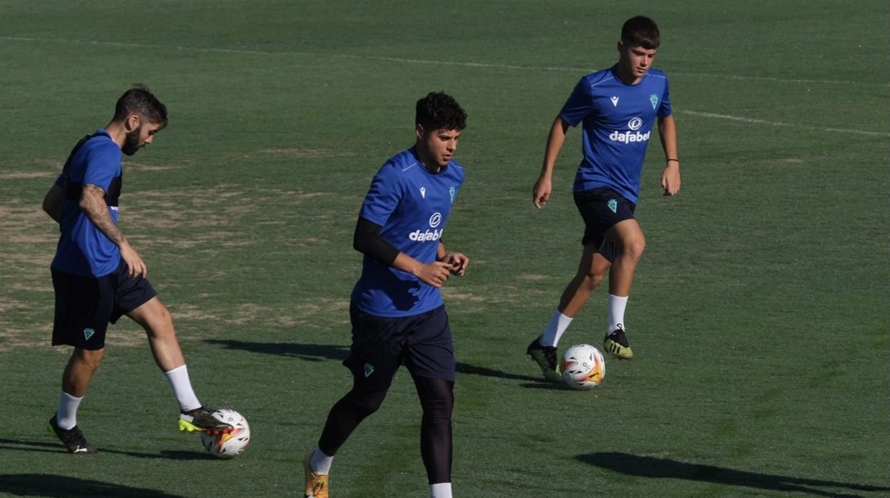 Bastida, a la derecha, junto a Perea (izquierda) y el guardameta Nando (centro) en un entrenamiento de la pretemporada del Cádiz CF.