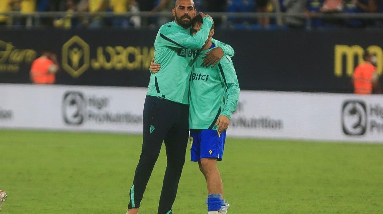 Fali se abraza con Iza al final del partido contra el Barcelona.