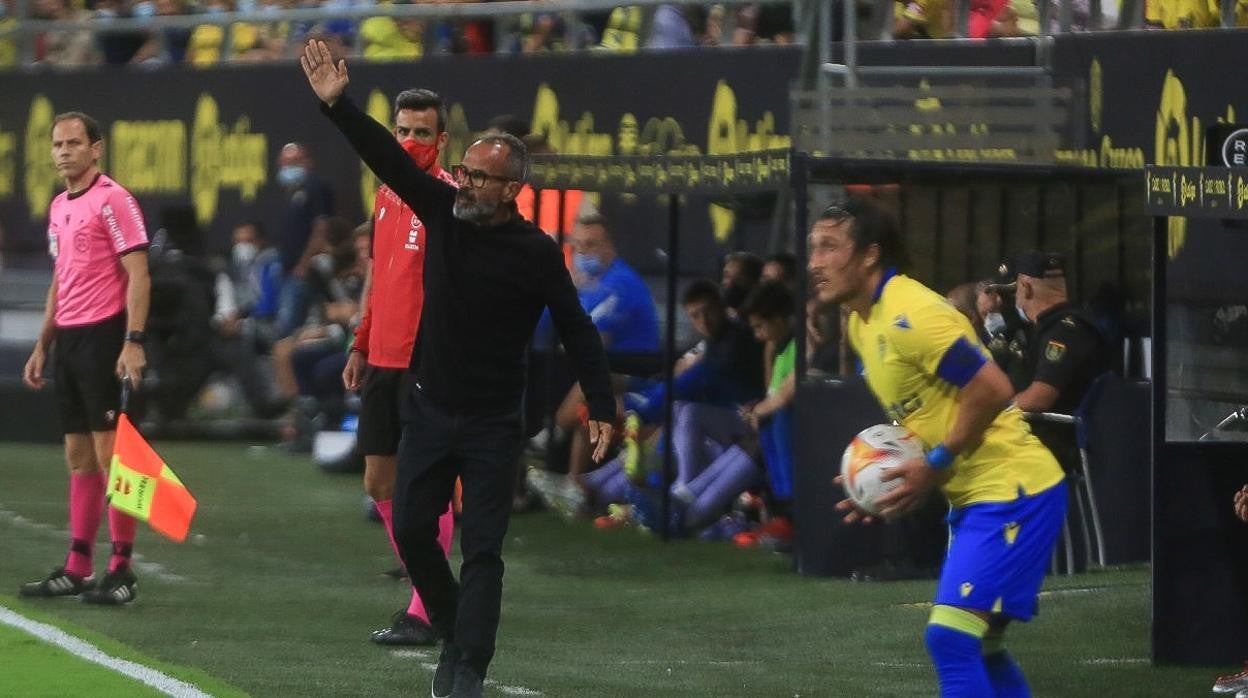 Álvaro Cervera da instrucciones en la banda frente al Barça en presencia de Espino.