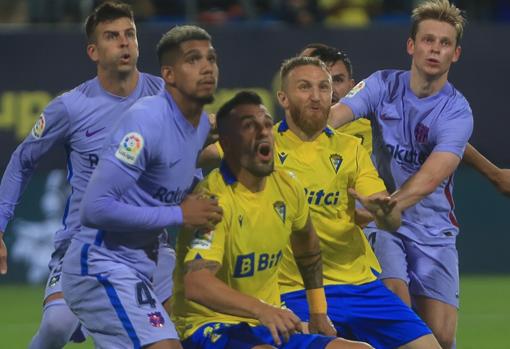 Varazdat Haroyan junto a Álvaro Negredo en el Cádiz - Barça.