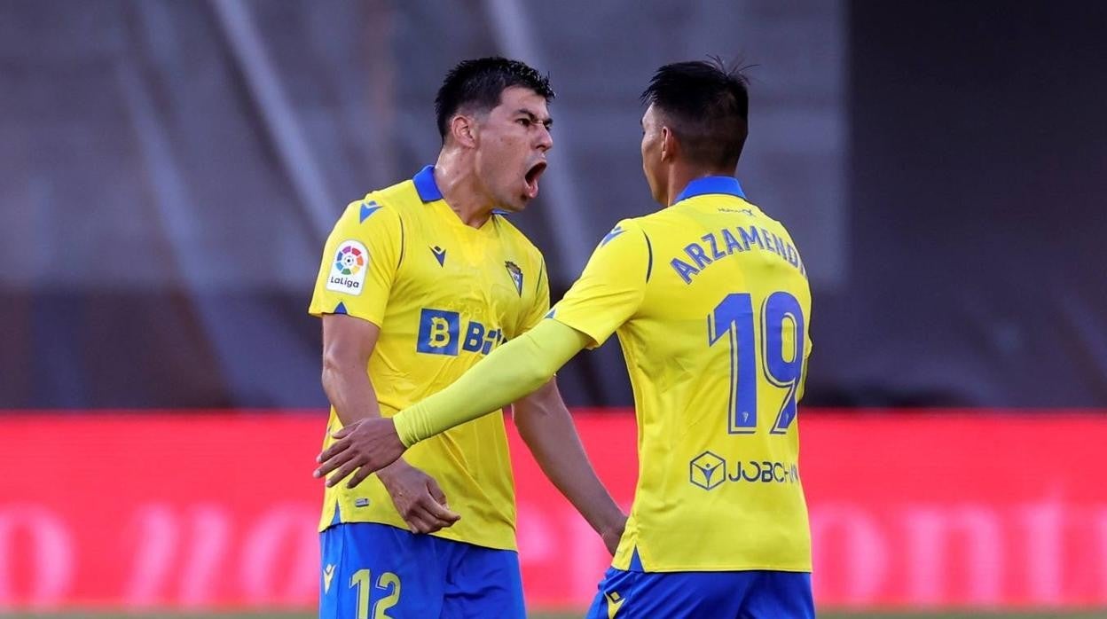 Tomás Alarcón celebra con Santiago Arzamendia el gol de 'Vato' Haroyan en Vallecas.