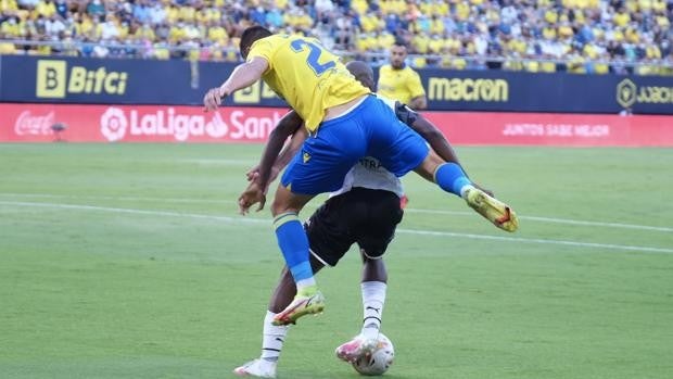 El Cádiz CF suma un punto y respira un poco más