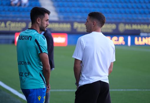 Los chiclaneros Iván Chapela y Manu Vallejo conversan antes del Cádiz CF-Valencia.