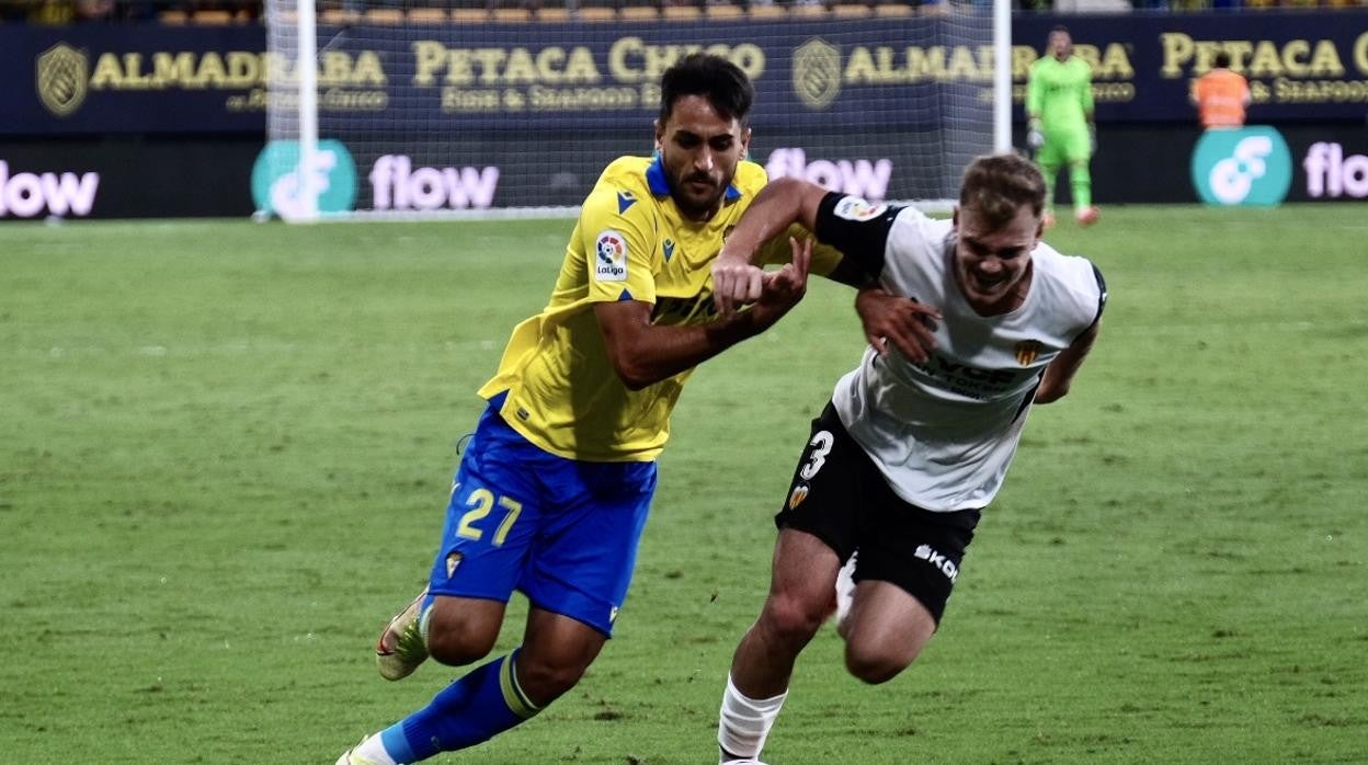 Chapela debutó oficialmente con el primer equipo del Cádiz CF ante el Valencia.