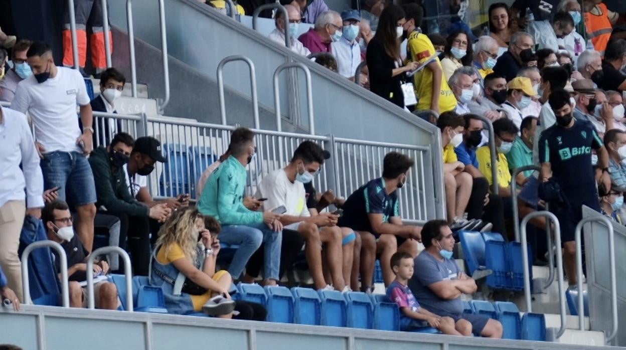 Jugadores castigados en las gradas del estadio Carranza, durante el partido ante el Valencia.