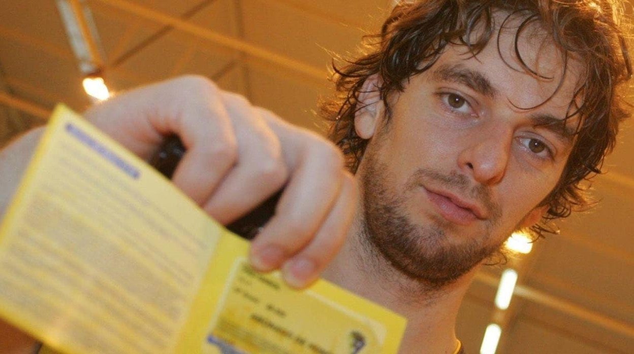 pau gasol, con su carnet del cádiz cf.