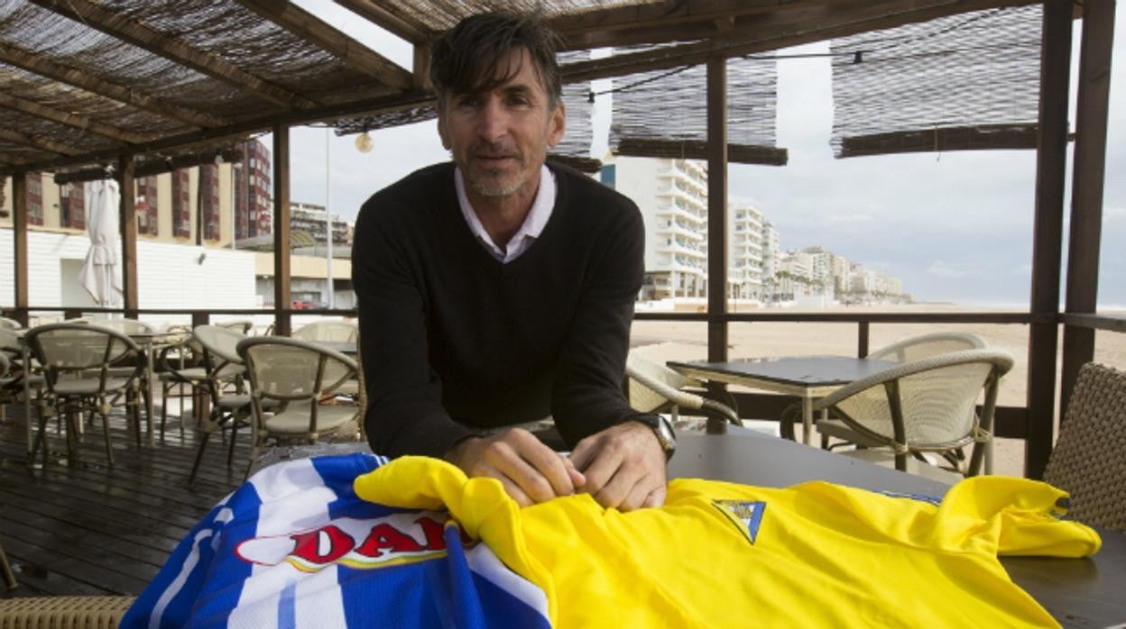 Arteaga posa con las camisetas de los dos equipos de su vida