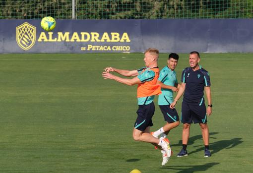 Jonsson en un entrenamiento con Alarcón al fondo.